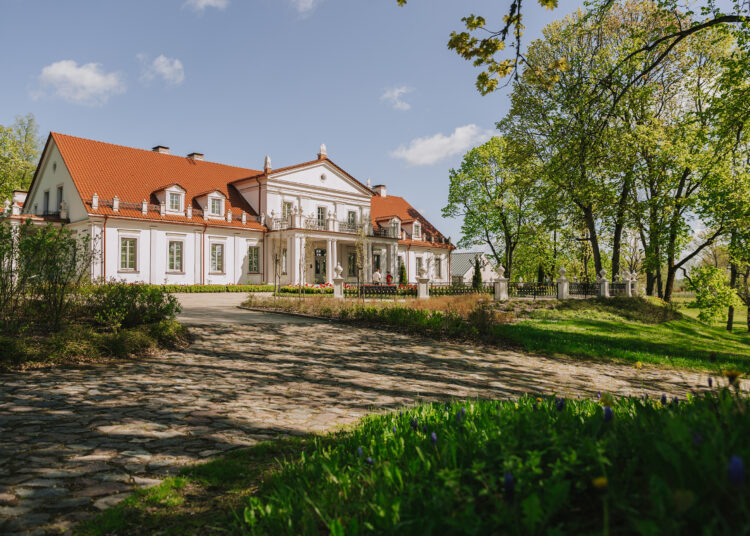 Neeilinė patirtis iš arti: Ilzenbergo dvaras kviečia kartu nueiti visą vyndarystės kelią