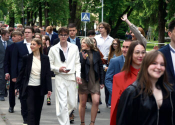 Mokyklas baigia laisvi Lietuvos piliečiai