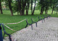 Apie necenzūrinius užrašus vaikų aikštelėje ir išardytus suolus
