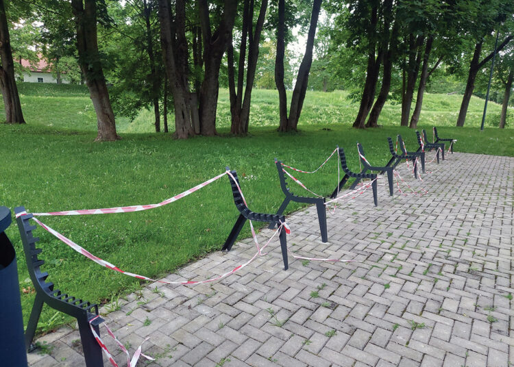 Apie necenzūrinius užrašus vaikų aikštelėje ir išardytus suolus