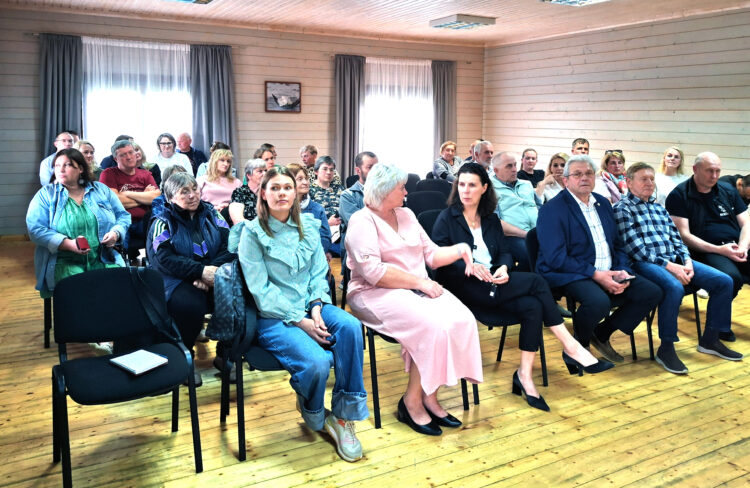 Susitikti su Biržų savivaldybės meru K. Knizikevičiumi ir kitais Savivaldybės atstovais panoro kelios dešimtys Kilučių kaimo, vadinamo miegamuoju Biržų miesto rajonu, gyventojų. Nuotr. Alfredos Gudienės