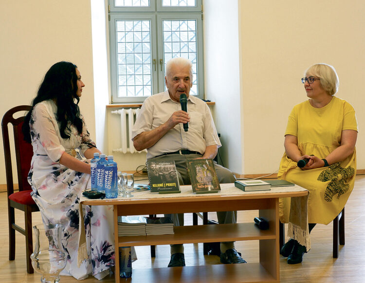 Aktorė Jūratė Budriūnaitė, Algirdas Butkevičius ir renginio vedėja bibliotekininkė Liuda Prunskienė – visi kilimo iš Pabiržės krašto. Nuotr. Janinos Bagdonienės