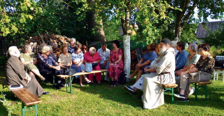 Mokytoja Aldona Černiauskienė itin mokėjo saugoti, branginti ryšius su žmonėmis. Iš visų gyvenimo etapų likę bičiuliai nuolat buvo prisimenami, globojami, susitikdavo jaukiuose Karalių – Černiauskų namuose tylioje Taikos gatvelėje Biržuose. Daug jų susirinko ir praėjusį sekmadienį, Mokytojos 100-ojo gimtadienio dieną. Nuotraukos Biržų krašto muziejaus „Sėla“