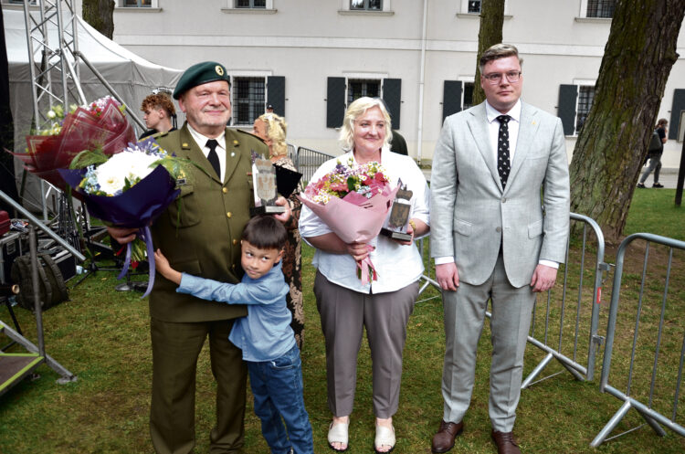 Radvilų žymeniu apdovanotieji Vidutis Šeškas ir Irena Jurgaitienė su svarbiais žmonėmis – meru Kęstučiu Knizikevičiumi ir ištikimai senelį mylinčiu Domantu. Nuotr. Petro Gudo