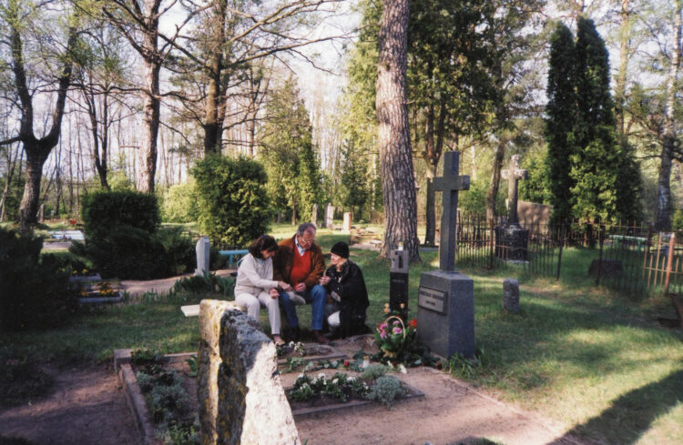 Prie J. Šerno kapo Nemunėlio Radviliškyje – sūnus Žakas Šernas su žmona Marina ir dukra Dominika Fridi, 2004 05 04. Nuotr. M. Bridžiaus