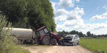 Traktorius susidūrė su automobiliu