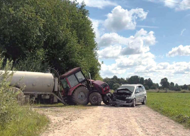 Traktorius susidūrė su automobiliu