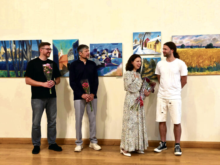 Buvusios pedagogės, vicemerės Astros Korsakienės sveikinimus bei prisiminimus išklausė trys Jažauskų šeimos nariai – parodos autoriai Justinas, Vidmantas ir minčių įsijungti į kūrybinę komandą turintis Paulius. Nuotr. Biržų krašto muziejus „SĖLA“