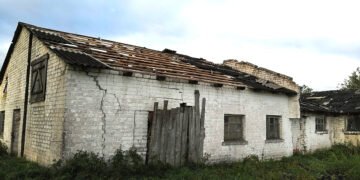 Nuplėšė karvių fermos stogą