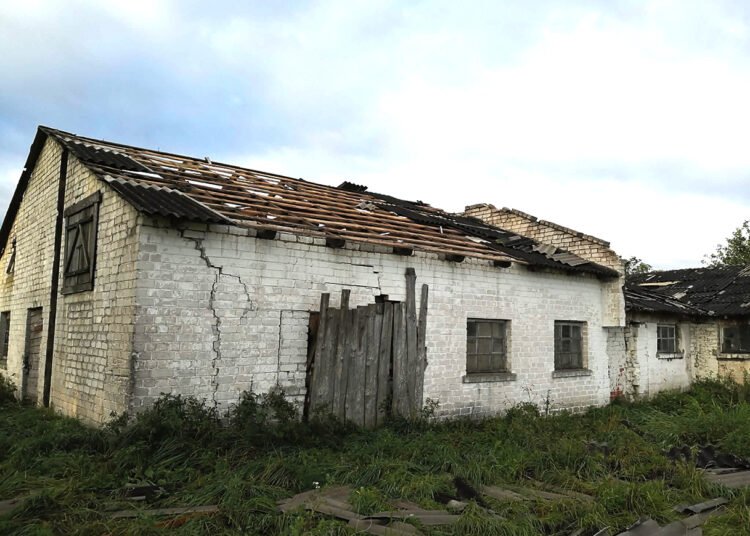 Nuplėšė karvių fermos stogą