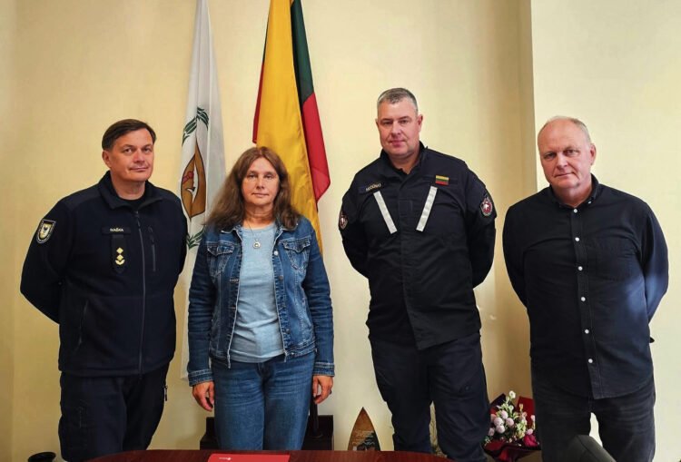 Pratybas aptarė ugniagesių ir Biržų „Aušros“ pagrindinės mokyklos vadovai. Nuotr. Biržų savivaldybės priešgaisrinės gelbėjimo tarnybos