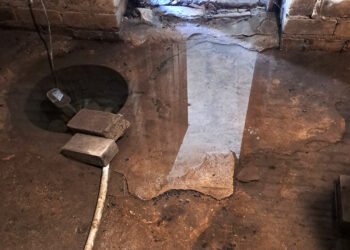Vandenį iš rūsio pumpuoja visą vasarą