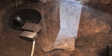 Vandenį iš rūsio pumpuoja visą vasarą
