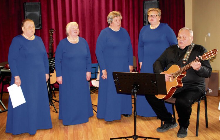 Anglininkų folkloro ansamblio moterys metinių proga susibūrė dar kartą padainuoti kartu su Artūru Aukštuoliu. Nuotr. Gražinos Dagytės