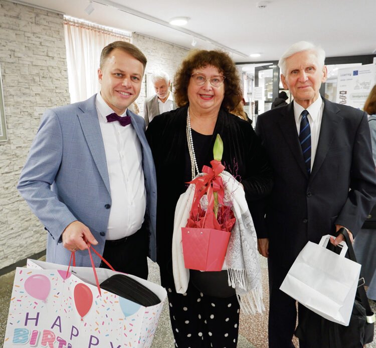 Absolventas Mantas Makrickas, buvusi jo mokytoja Ramutė Petronytė ir mokyklos bičiulis prof. Petras Kunca. Absolventas Mantas Makrickas, buvusi jo mokytoja Ramutė Petronytė ir mokyklos bičiulis prof. Petras Kunca.
