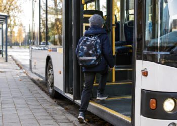 Kodėl mokiniai važinėja ne tik mokykliniais autobusais?