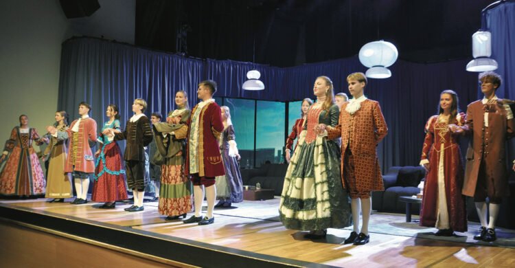 Jubiliejų pažyminčio tradicinio festivalio atidarymas tviskėjo sceninių istorinių kostiumų prabanga ir džiugino Kultūros centro kolektyvo „Raitytinis“ (vad. D. Kalkienė) šokėjų jaunystės grožiu. Nuotr. Petro Gudo