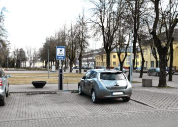 Nemokamo automobilių įkrovimo era baigiasi