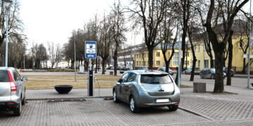 Nemokamo automobilių įkrovimo era baigiasi