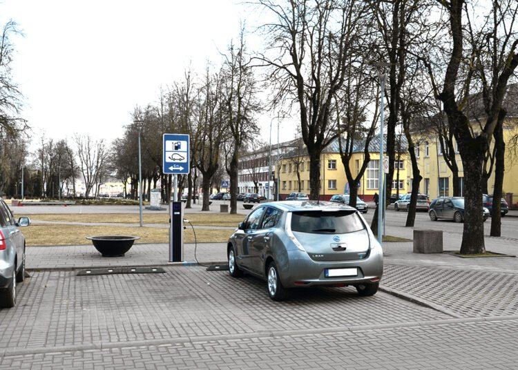 Nemokamo automobilių įkrovimo era baigiasi