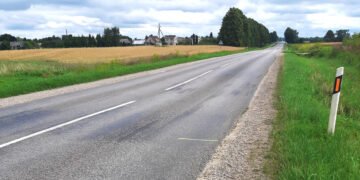 Važiuodamas per įdubą kelyje sulaužė važiuoklę
