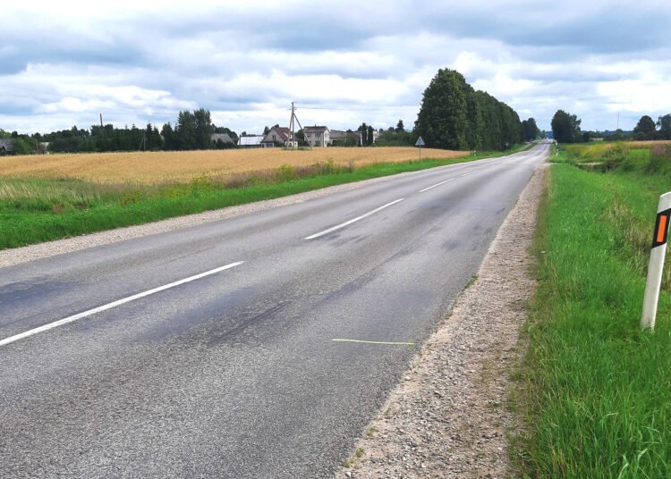 Važiuodamas per įdubą kelyje sulaužė važiuoklę